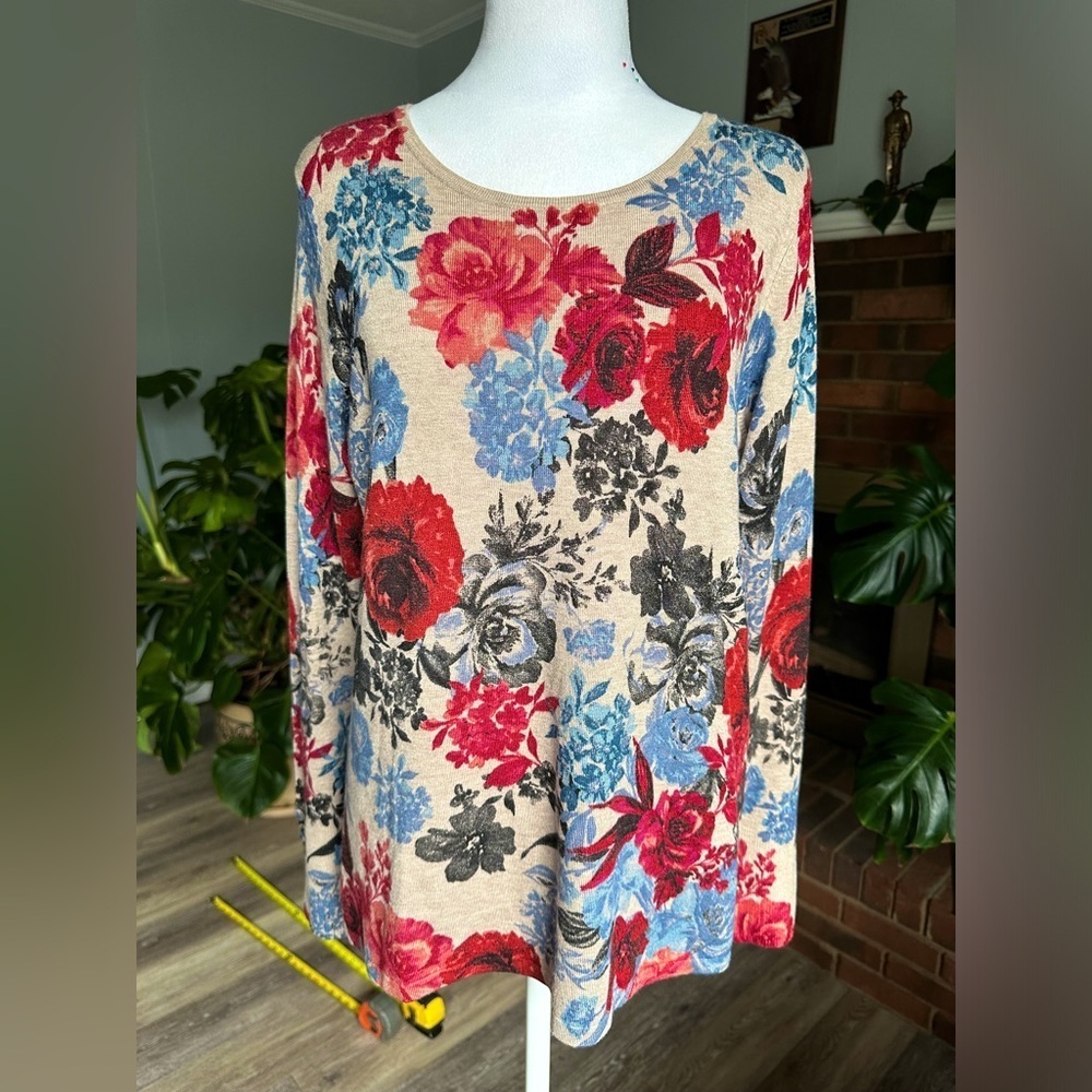 #20) Chico’s thin floral sweater size medium excellent condition.